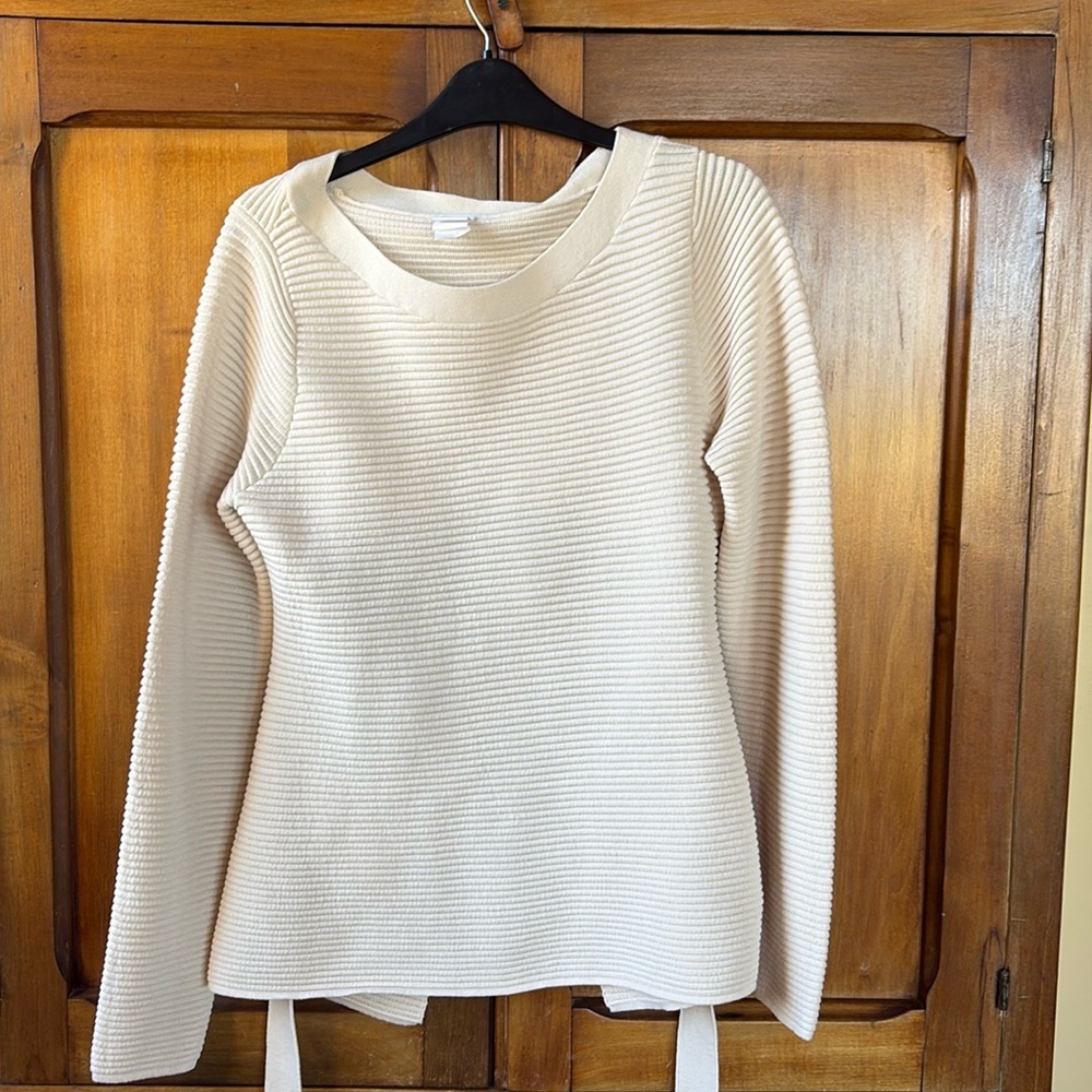 Lole ivory tie back sweater in EUC. Size M.